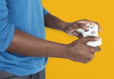 joystick ile Afrika kökenli Amerikalı adam