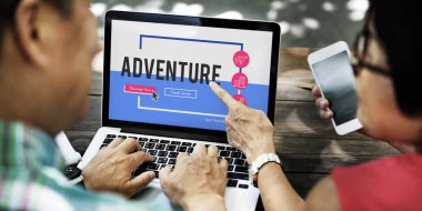 dizüstü bilgisayar kullanarak Asya çift 