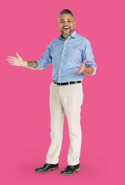  stüdyoda olgun adam