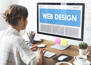 bilgisayar ile çalışan kadın 