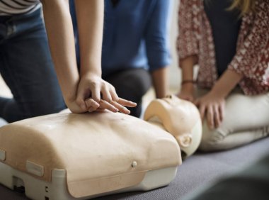 Cpr ilk yardım eğitimi sırasında insanlar