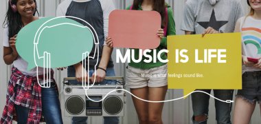 Grup insanlar müzik dinleme