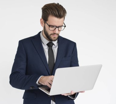 Genç işadamı dizüstü bilgisayar kullanıyor 