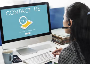 Bilgisayarda çalışan iş kadını