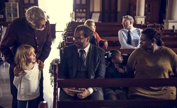 Pessoas rezando na igreja — Fotografia de Stock