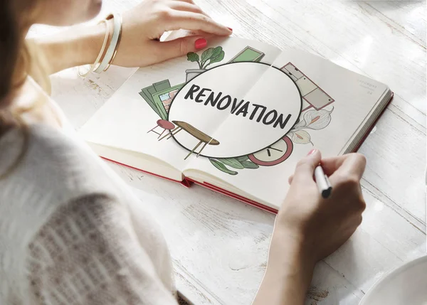 Mujer escribiendo en cuaderno — Foto de Stock