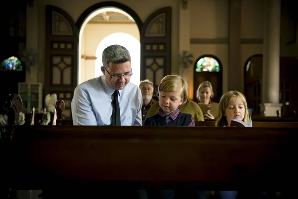 Gente rezando en la iglesia —  Fotos de Stock