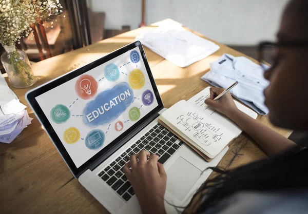 Studente ragazza utilizzando laptop — Foto Stock