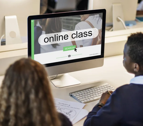 Allievi di classe utilizzando il computer — Foto Stock