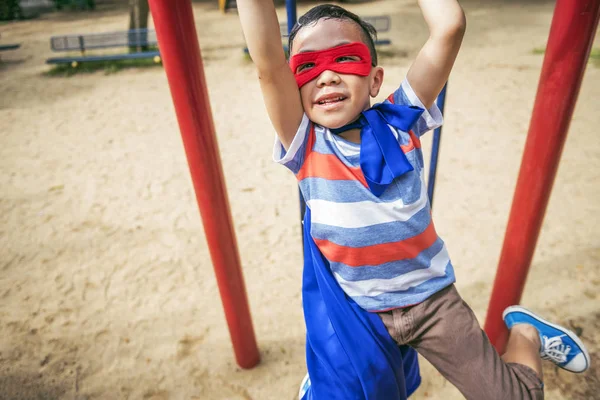 遊び場のヤード スーパー ヒーロー自由子少年コンセプト — ストック写真
