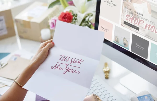 Mujer leyendo tarjeta de felicitación — Foto de Stock