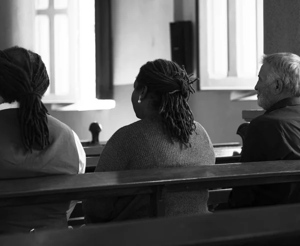 Pessoas religiosas na igreja — Fotografia de Stock