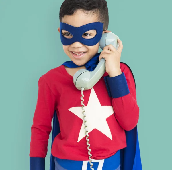 Menino falando ao telefone — Fotografia de Stock