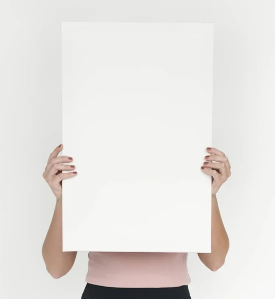 Женщина с плакатом — стоковое фото
