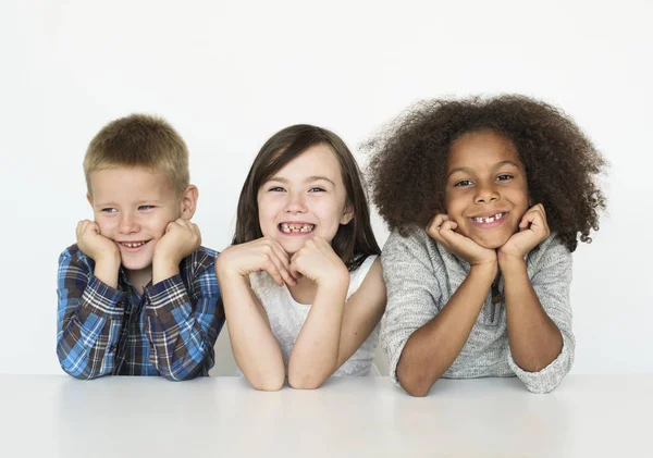 Niedlich lächelnde Kinder — Stockfoto