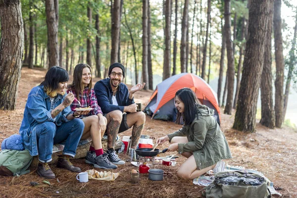 Amigos comiendo comida — Foto de Stock