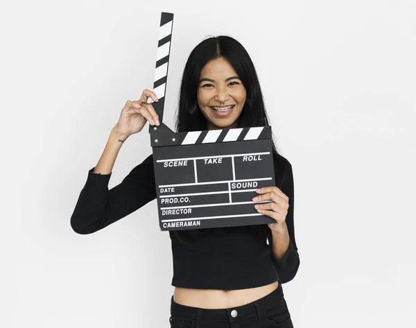 Mulher segura nas mãos Clapper Board — Fotografia de Stock