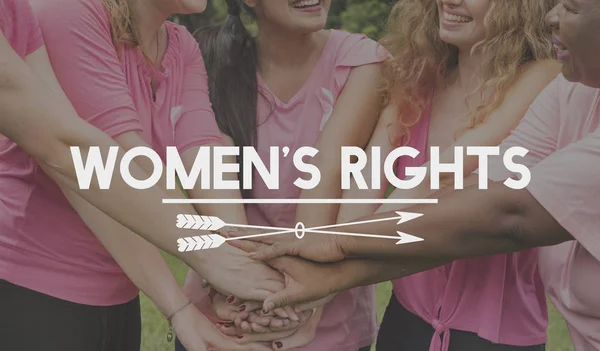 Kobiety w różowe koszulki, trzymając się za ręce — Zdjęcie stockowe