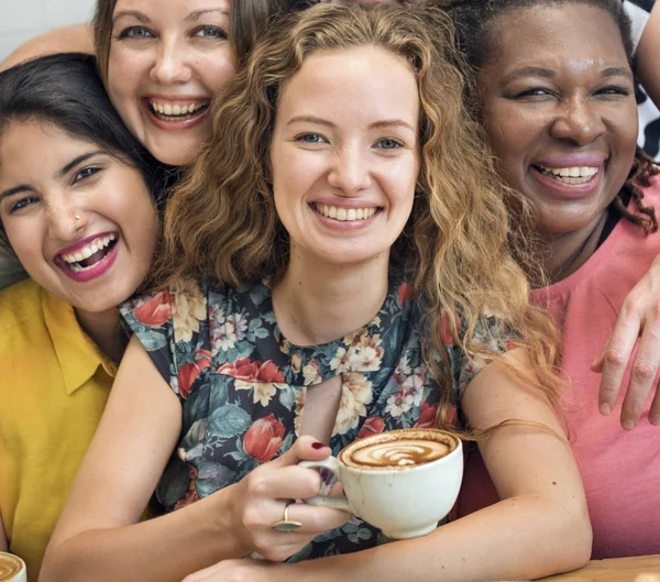 Donne che bevono caffè in caffè insieme — Foto Stock