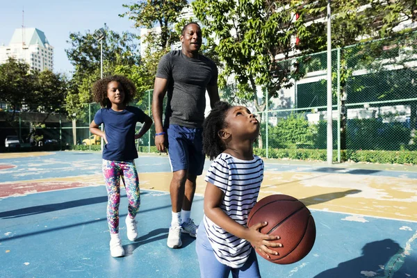 Familie spelen basketbal — Stockfoto