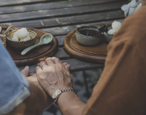 Coppia tenendosi per mano — Foto Stock