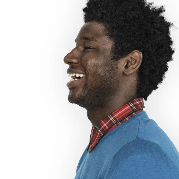 Casual afroamerikansk man leende — Stockfoto