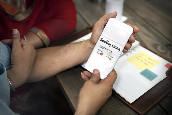 Man using smartphone — Stock Photo, Image