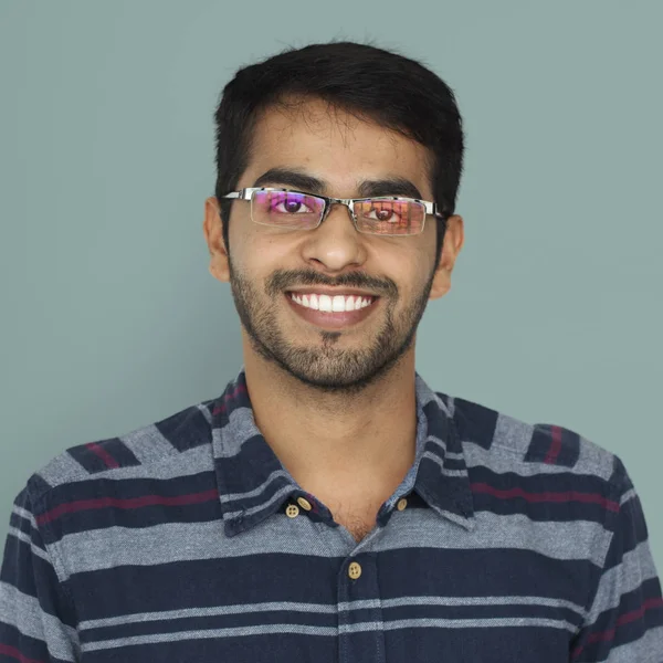 Glimlachende man in brillen — Stockfoto