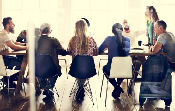 Menschen treffen sich auf Seminar — Stockfoto