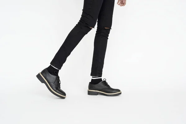Szczupłe nogi kobiety w czarne dżinsy — Zdjęcie stockowe