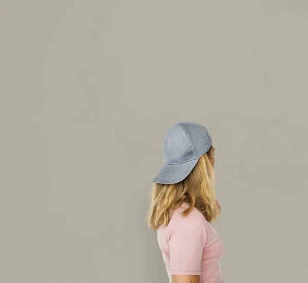 Блондинка в кепке — стоковое фото