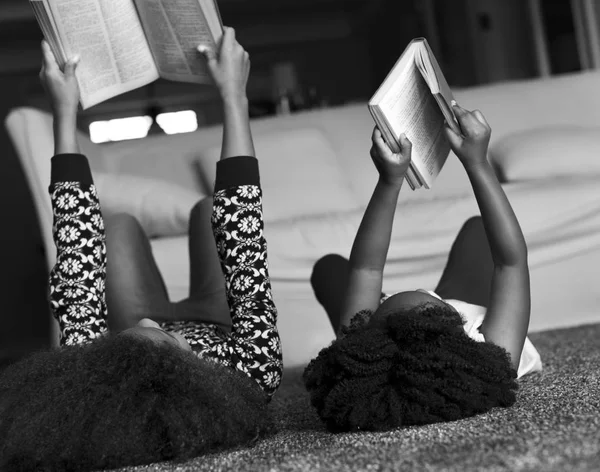 Ragazze che leggono libri — Foto Stock
