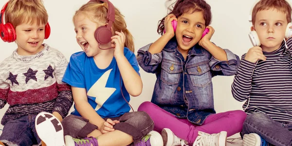 Niños pequeños posando en el estudio — Foto de Stock