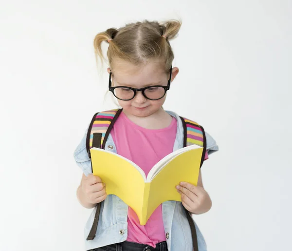 Bambina in posa in studio — Foto Stock