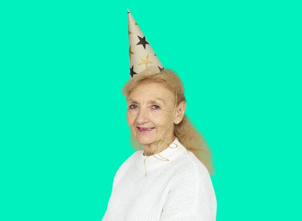 Senior vrouw dragen feest hoed — Stockfoto