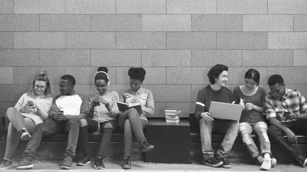 Studenti multietnici brainstorming insieme — Foto Stock