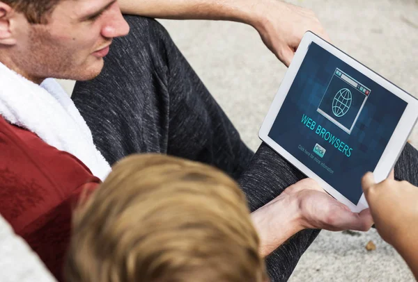 Uomo e ragazzo navigando tablet digitale — Foto Stock