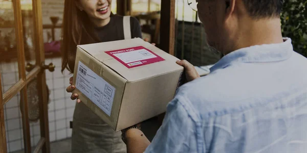 Woman receiving delivery order — Stock Photo, Image