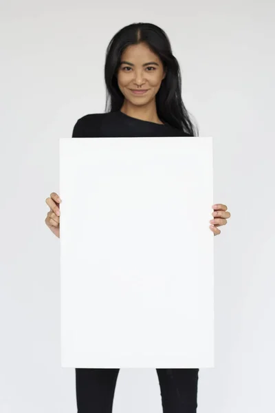 Азіатська жінка тримає плакат — стокове фото