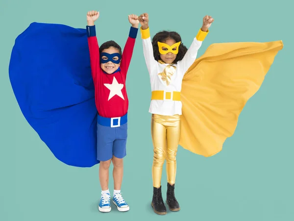 Děti nosí superhrdina kostýmy — Stock fotografie