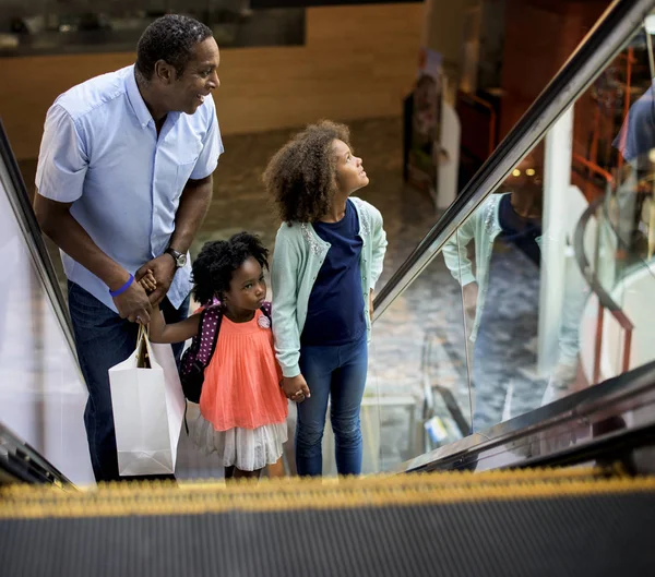 Famille au centre commercial — Photo