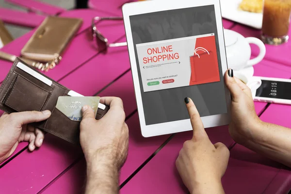 Lidé, nakupování, online pomocí tabletu — Stock fotografie