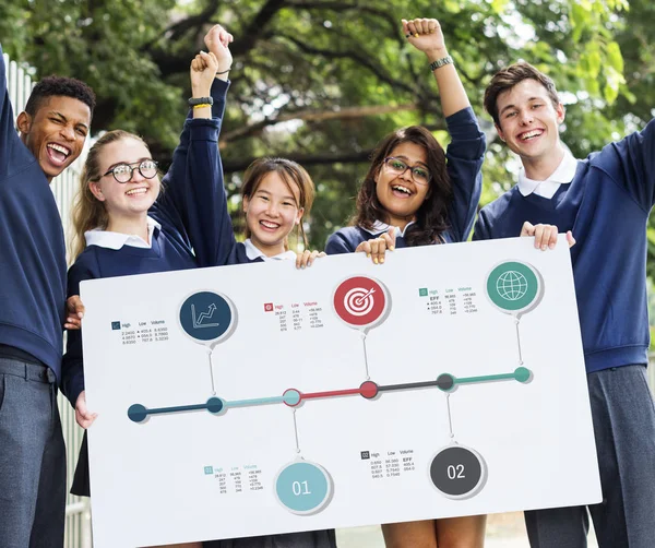 Diversidade Estudantes segurando banner — Fotografia de Stock