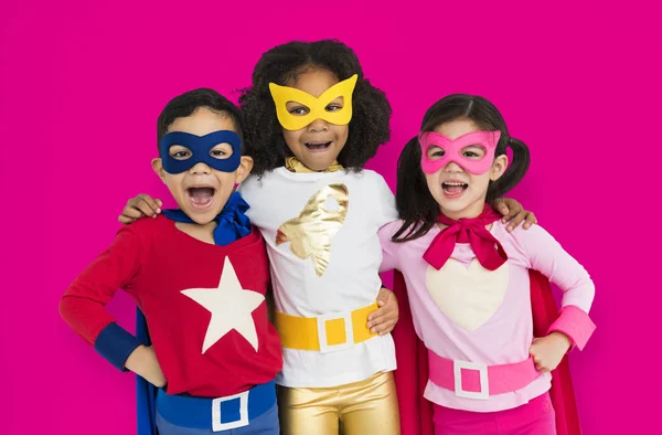 Niños con disfraces de superhéroes — Foto de Stock