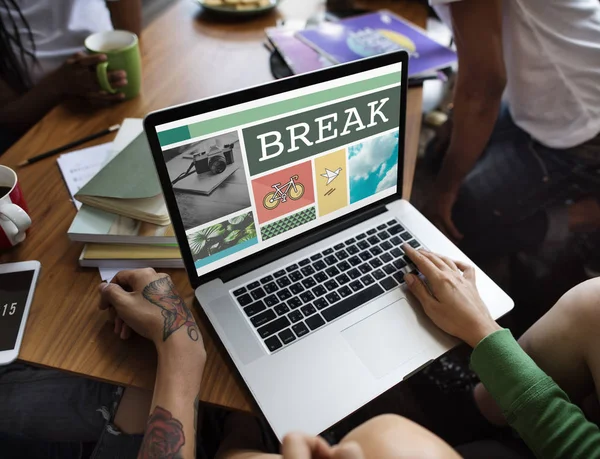 Menschen mit Laptop am Tisch mit Büchern — Stockfoto