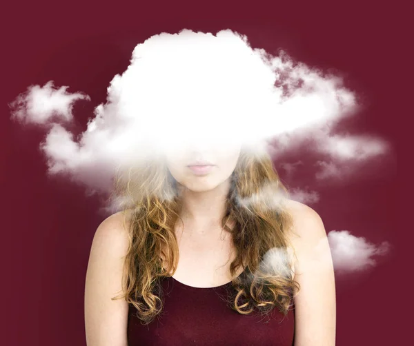 Frau mit Wolke auf dem Kopf. — Stockfoto
