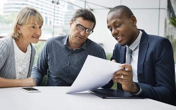 Mensen uit het bedrijfsleven kijken naar document — Stockfoto