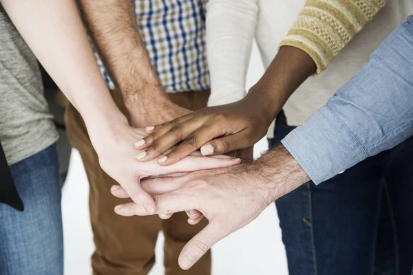 Personas multiétnicas apilando manos — Foto de Stock