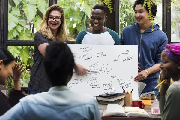 Diversiteit studenten brainstormen samen — Stockfoto