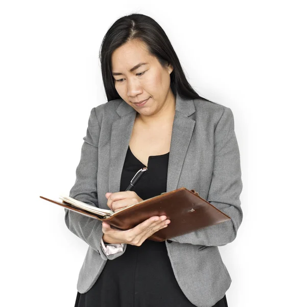 Not defterinde yazılı iş kadını — Stok fotoğraf